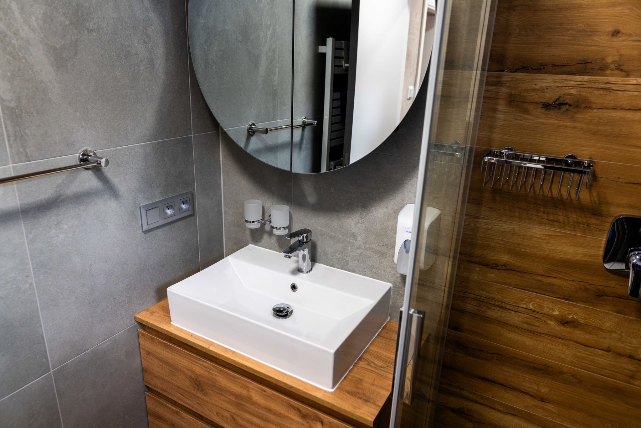 Umyvadlo s designovým zrcadlem